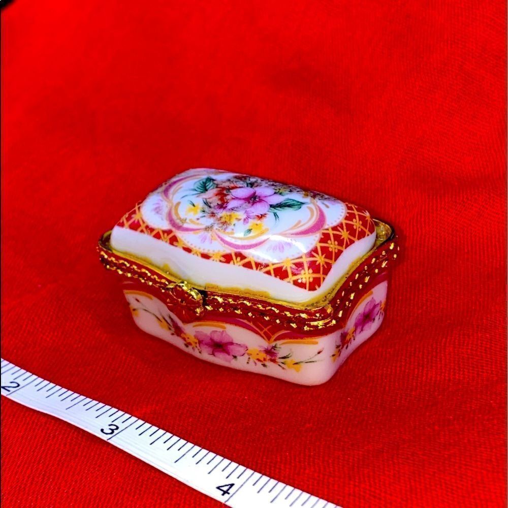 Small rectangle porcelain trinket box with no makers mark